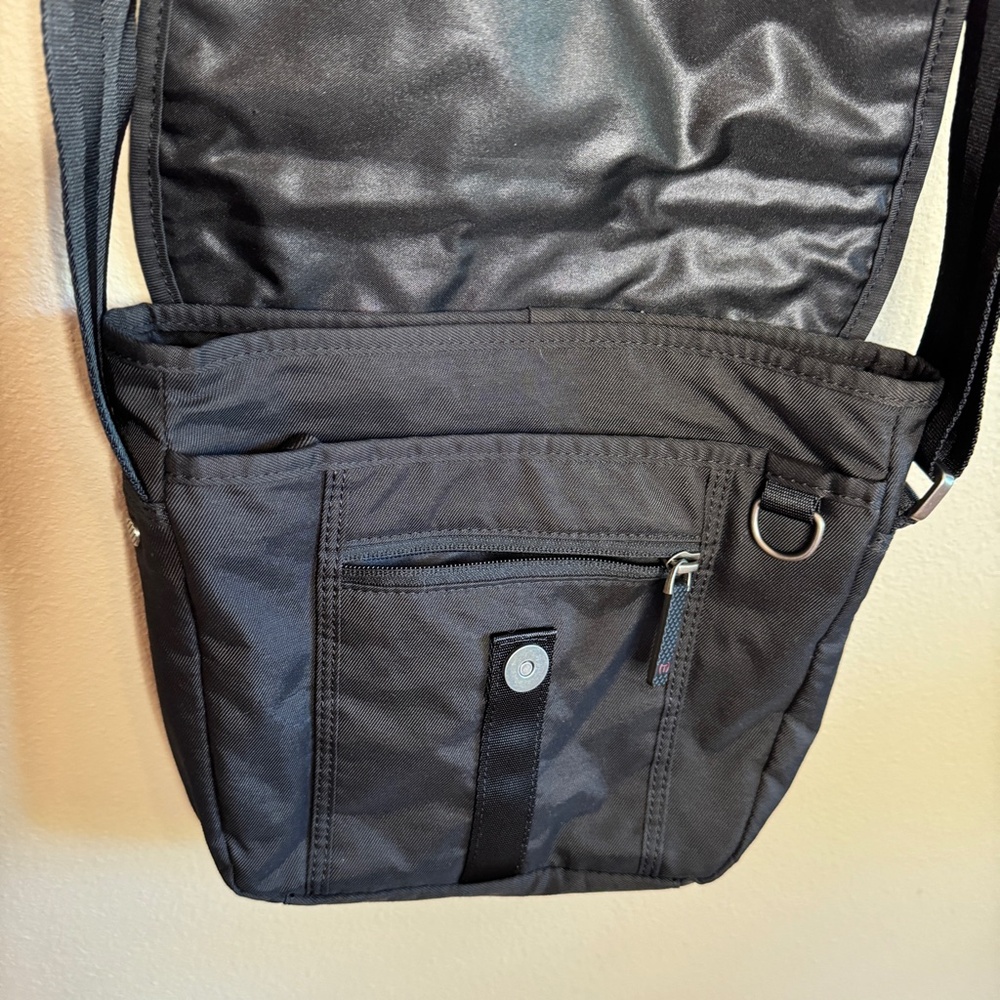 TUMI. Tech black crossbody bag for men or women - Picture 8 of 14